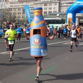 Als Flasche auf die Laufstrecke Als Flasche auf die Laufstrecke